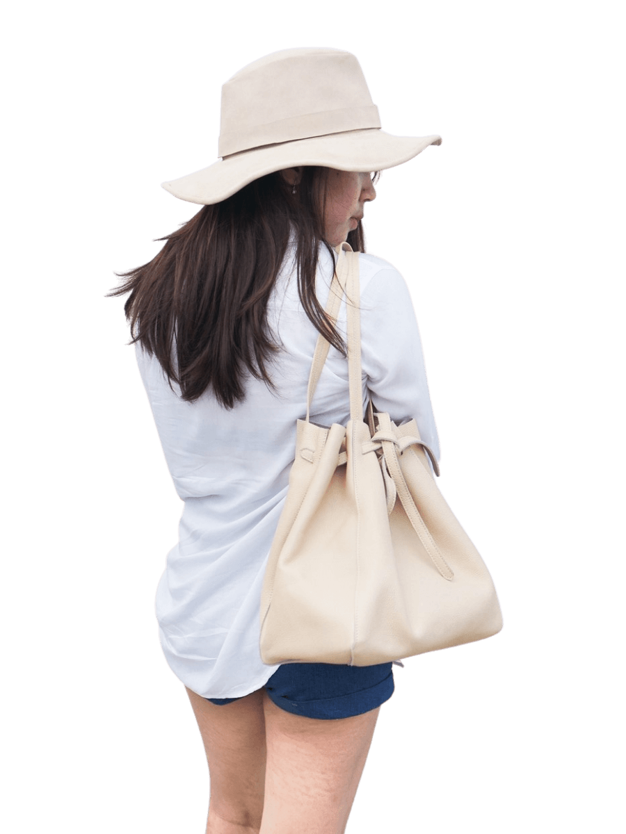 Being a trend, Alice's tote bag is a favorite because it looks stylish and fits a lot of things. A woman in a hat wearing a white shirt and blue jeans flaunts an alice tote bag that looks great with her outfit. Exciting tape as the main bag cover keeps the bag safe, even from the back this bag looks charming, so don't be afraid that things will be scattered and out of fashion.