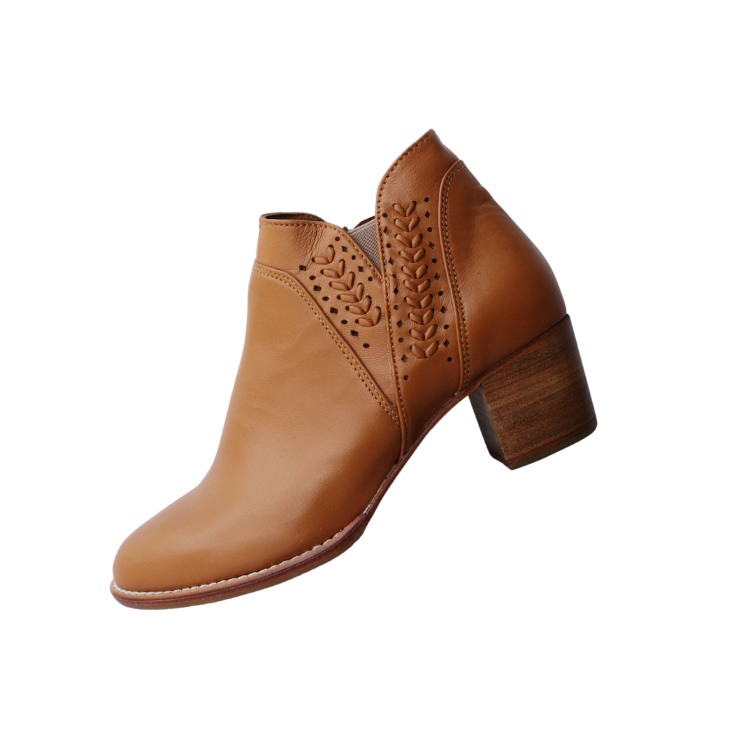 Ankle boots with elastic and zipper closure, featuring handwoven V-shaped detailing around the ankle. 5 cm block heels. Made from sheep leather, available in black and tan colors. A blend of style and comfort for a modern and versatile look.