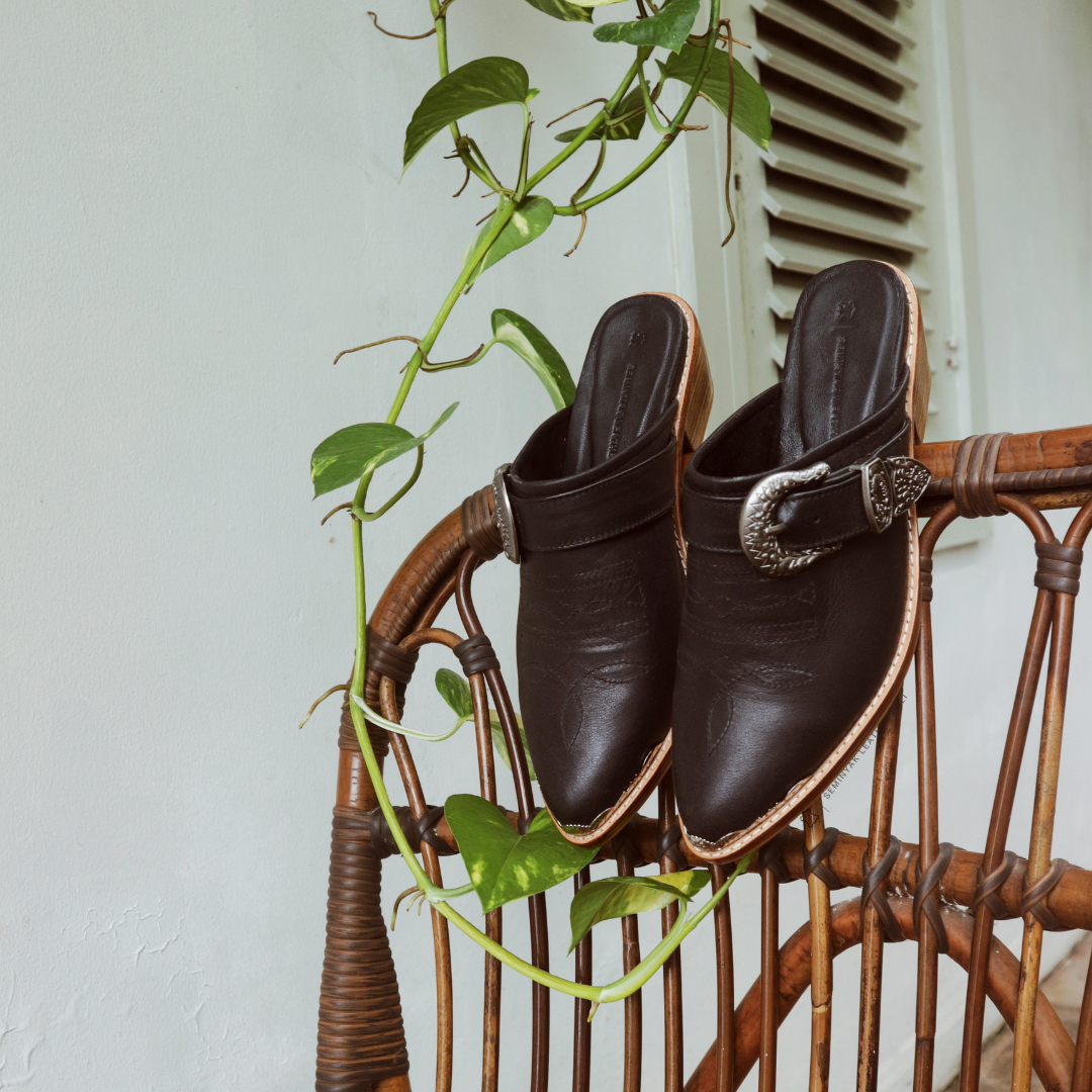 Black pointy toe mules by Seminyak Leather Bali with western-style stitching on vamp and carved metal toe cap. 5 cm wooden Cuban heel in a natural finish. A blend of Western charm and contemporary elegance, all made of leather.