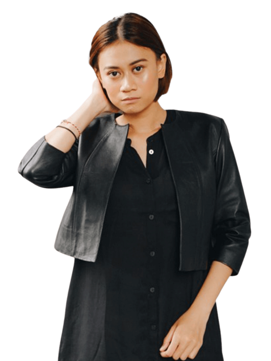 Seminyak leather Bali has many leather products that are very salable in the market. One of them is the Alexa crop jacket currently worn by a short-haired model with a serious face. When viewed from the front, the pose is perfect for a leather jacket whose design looks firm. Combined with a black inner long dress, the alexa crop jacket looks more stylish. Raising one hand indicates that a leather jacket is a jacket that is elastic and comfortable to wear.