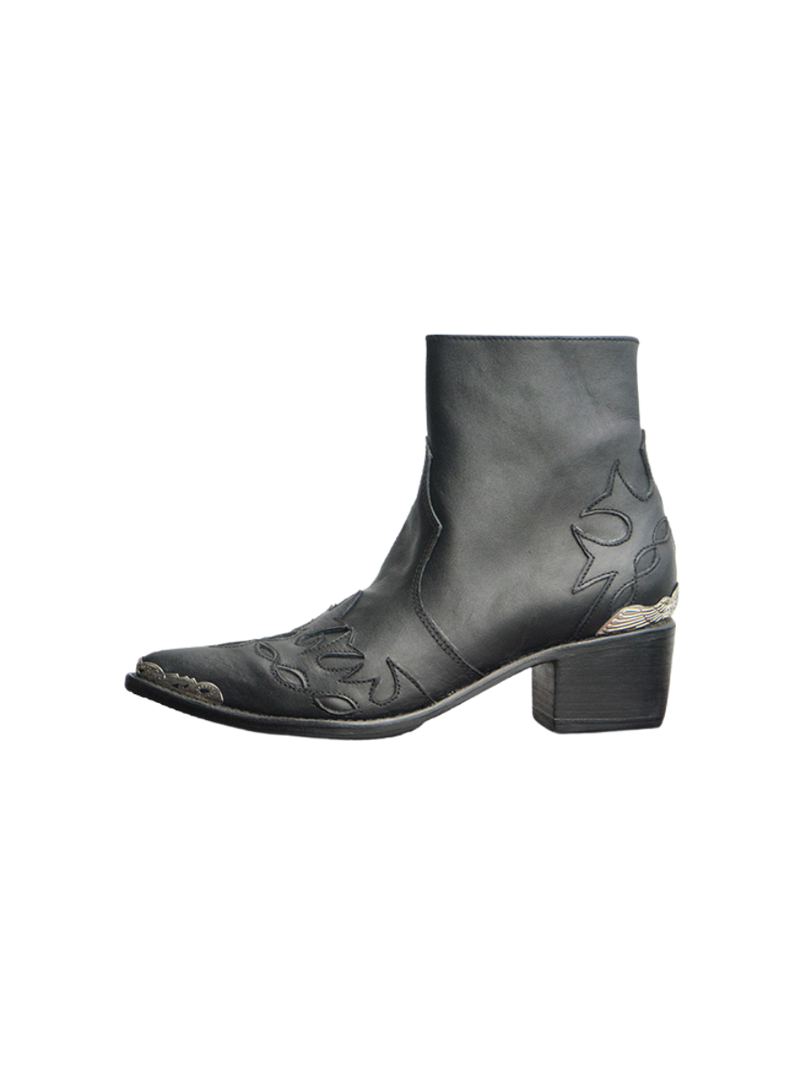 Ankle boots with handstitched detailing, featuring zipper closure and carved metal accents on the toe cap and heel. 5 cm wooden heel in a classic black finish. Stylish footwear inspired by cowboy/ western ankle boots for a touch of rustic charm and modern allure.