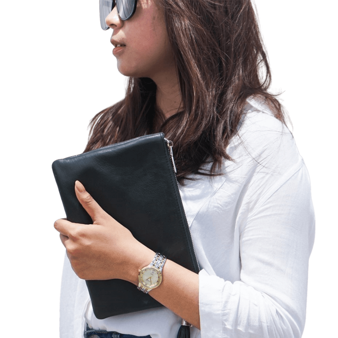 A 2 in 1 leather clutch hold by a model, it shows a texture of the sheep leather which is soft and elastic. You can put your to go thing into a beautiful leather clutch. It is Cloe 2in1 leather clutch from Seminyak Leather Bali, you can use it as a formal or informal style. 