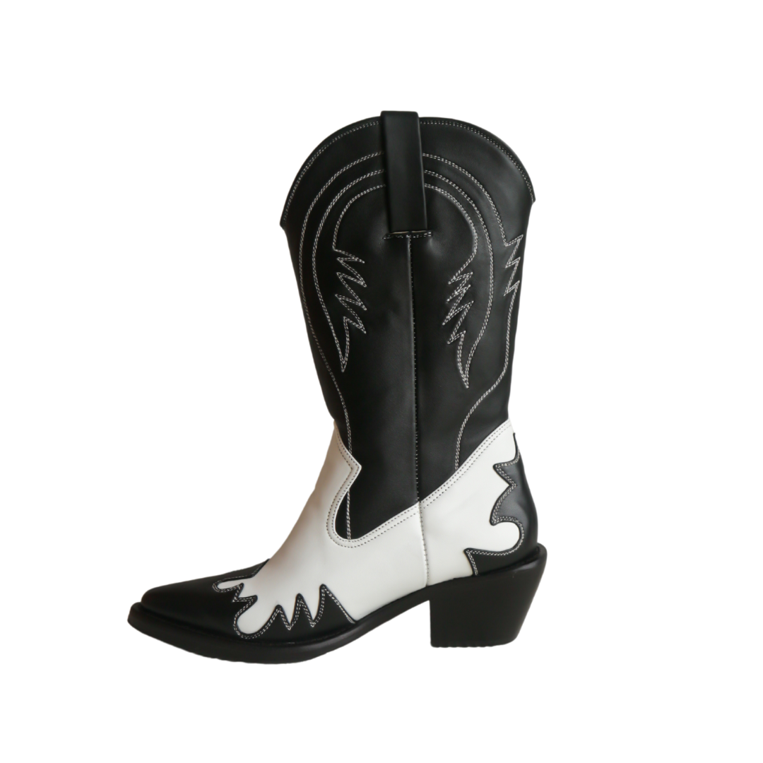Cowboy calf boots with full stitching details, embracing bohemian chic style. 5 cm block heels. Versatile and stylish footwear for the adventurous free spirit.