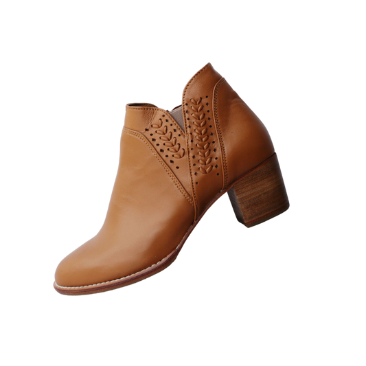 Ankle boots with elastic and zipper closure, featuring handwoven V-shaped detailing around the ankle. 5 cm block heels. Made from sheep leather, available in black and tan colors. A blend of style and comfort for a modern and versatile look.