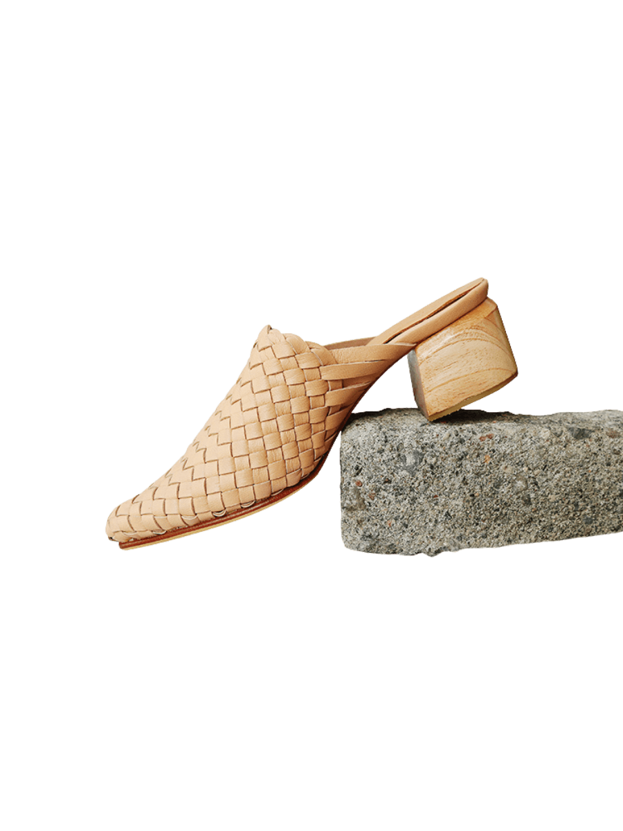 Blush pink pointy woven heels with diagonal cut heels. Woven leather upper for a custom fit. 5 cm height. A blend of modern elegance and artisanal craftsmanship.